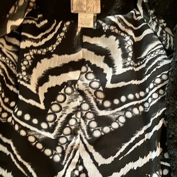 Fun pearl collared black jacket with fun knotted and sequenced blazer. - Picture 6 of 14